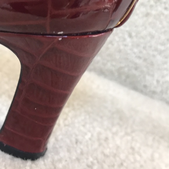 Rare Vintage Stuart Weitzman Crocodile Patent Leather Pumps with Gold Accents - Picture 17 of 17